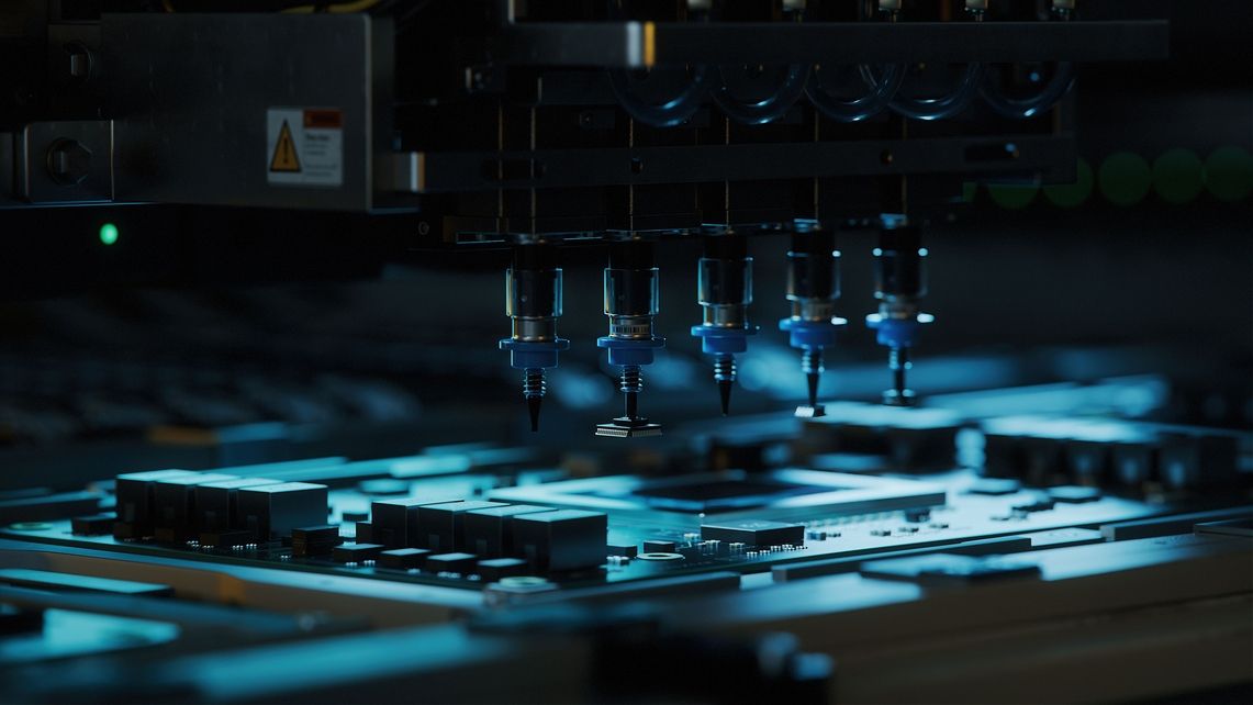 Automatisierte Maschine platziert Mikrochips auf Leiterplatte in einer Elektronikfertigung